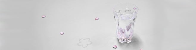 テーブルにサクラの花が咲くグラス「SAKURASAKU glass」登場！